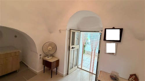 Trullo Con Alcove Con Bagno e Angolo Cottura.Terreno di 4.000 mq.